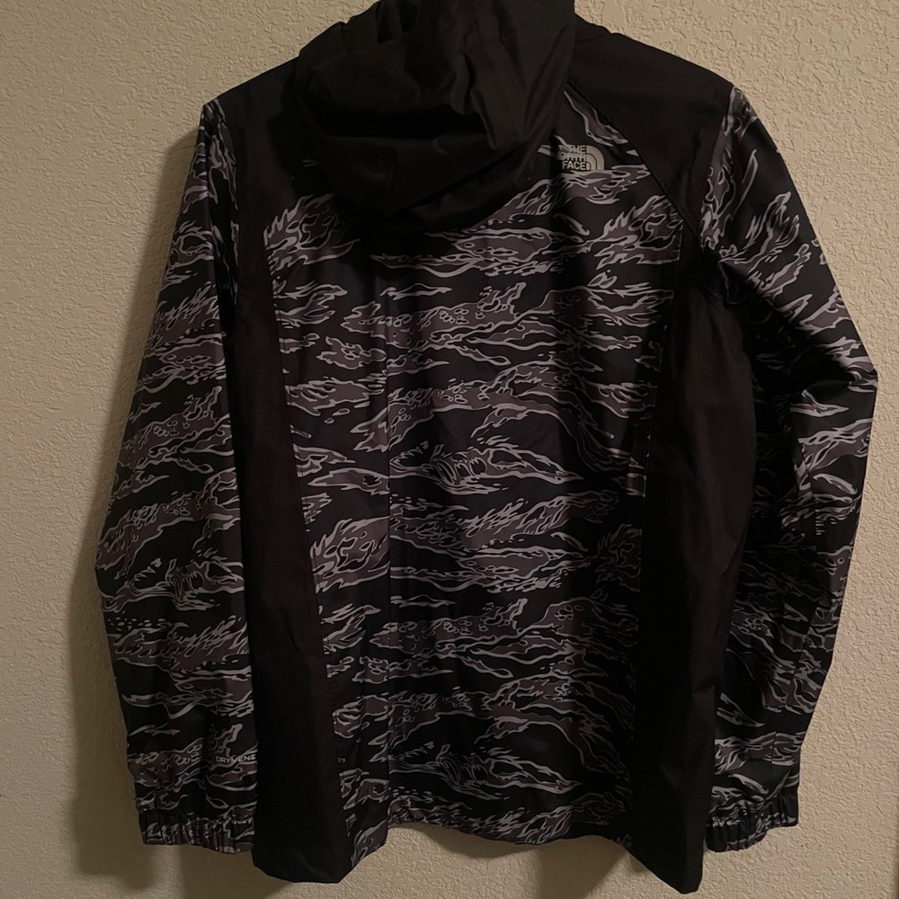 North Face Boys Black And Gray Patterned Jacket - image 2